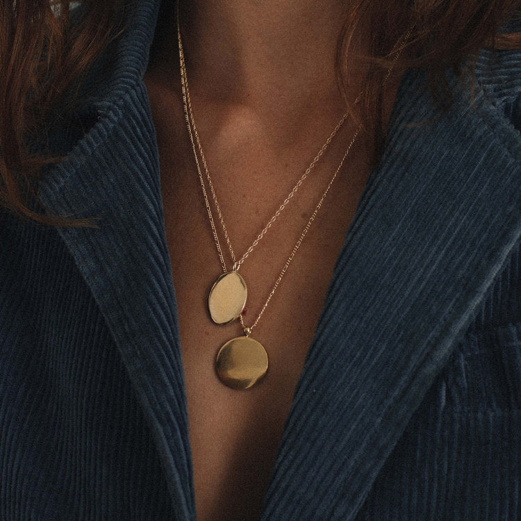 Women wearing gold pendant maris necklace
